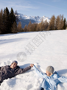 在雪地里玩耍的一对夫妇图片