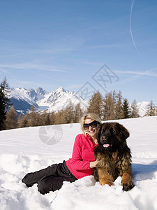 女人和大狗在雪地里图片