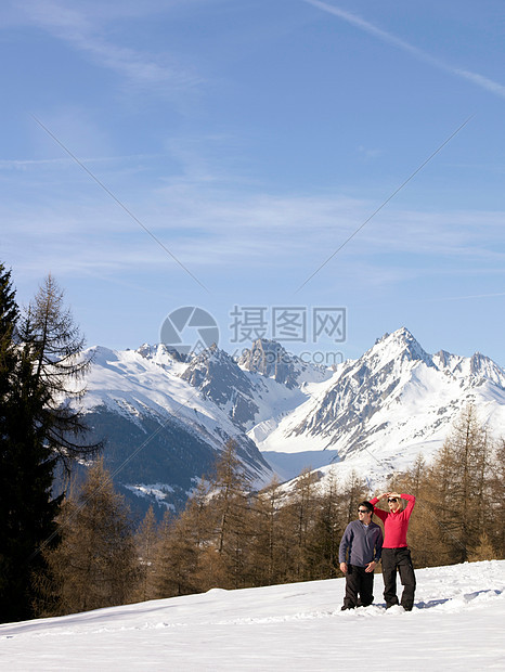 雪山上的女人和男人图片