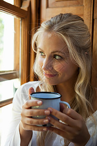 靠窗喝咖啡的女人图片