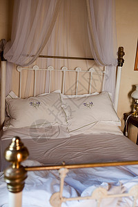 老式窗帘床图片