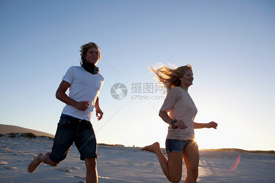 男孩和女孩跑步图片