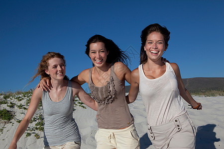 三个女孩对着镜头微笑背景