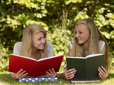两个女孩在公园读书休闲高清图片素材