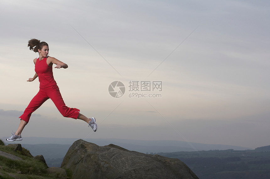 跳跃的女孩图片