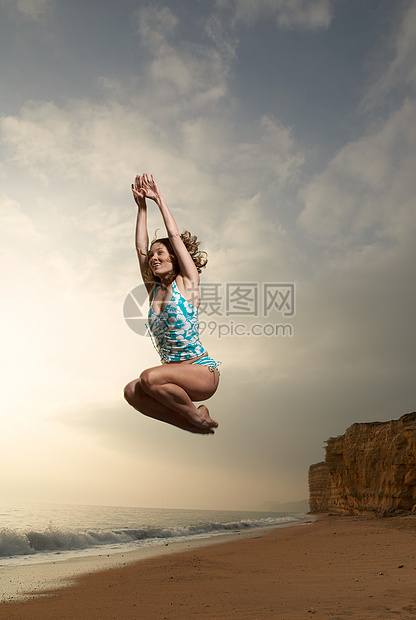 有海滩背景的女子跳跃图片