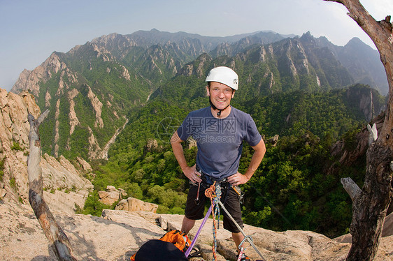 站在落基山上的登山者图片