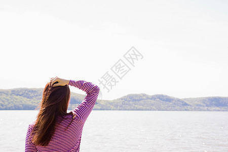 望向地平线的女人图片