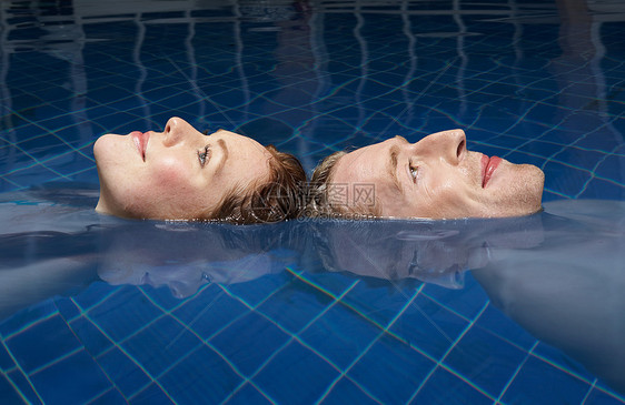 男人和女人在游泳池里漂浮图片