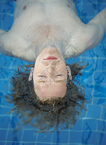 游泳池里漂浮的人的肖像图片