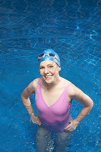泳池里女人的肖像图片