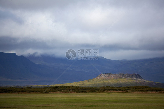 乡村景观中的火山口图片