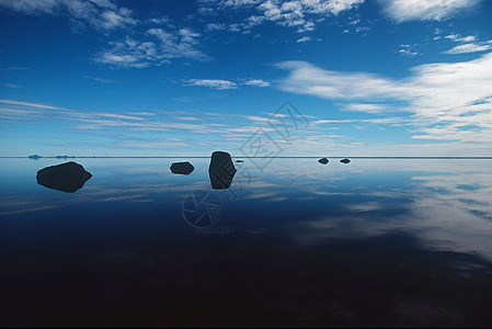 静湖倒映的岩石和天空图片