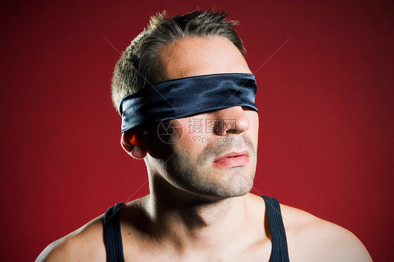 戴眼罩的男人图片