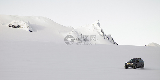 卡车在雪地上行驶图片