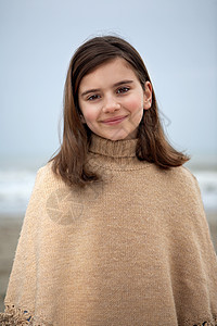 海滩上的女孩微笑的肖像图片