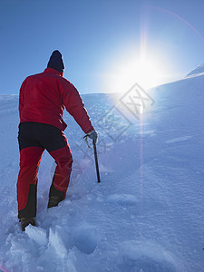 大圣归来背影在雪山上徒步旅行背景