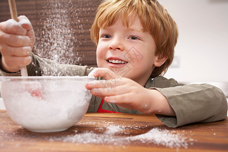 家里的孩子搅拌面粉高清图片
