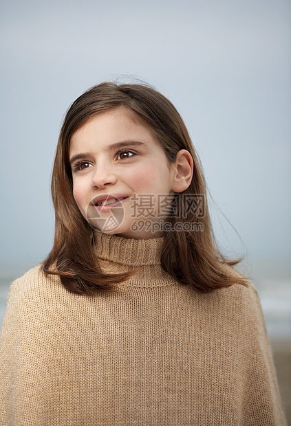 海滩上的女孩微笑着图片