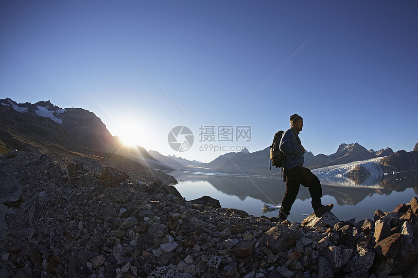 徒步旅行者沿着岩壁行走图片