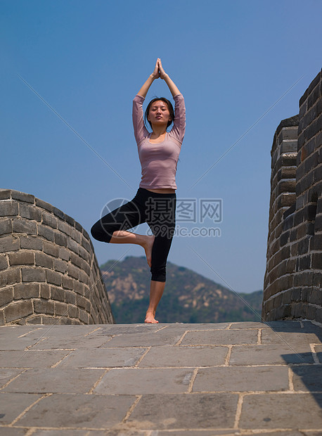 中国长城上的女人图片