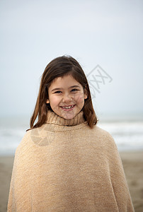 海滩上的女孩肖像图片