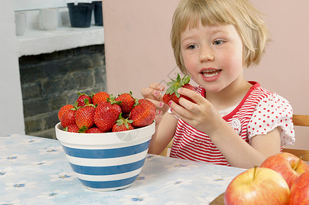 吃草莓的小女孩高清图片