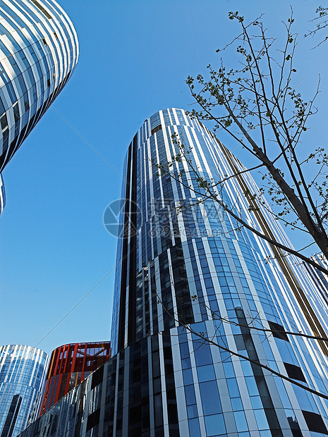 蓝天衬托下的现代摩天大楼图片