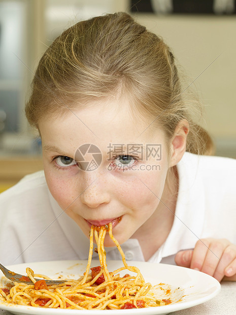 吃意大利面的女孩图片