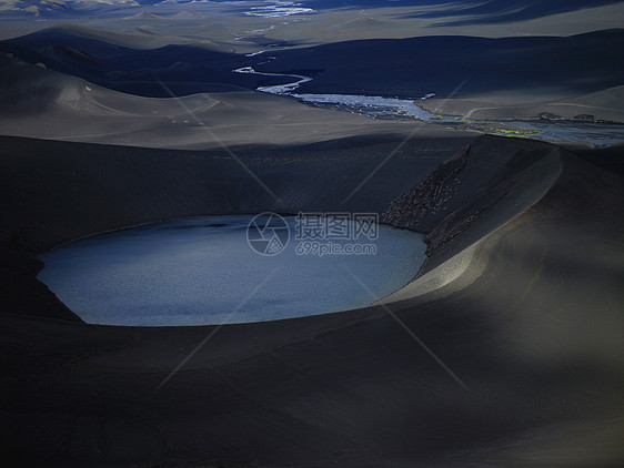 山上火山口湖鸟瞰图图片