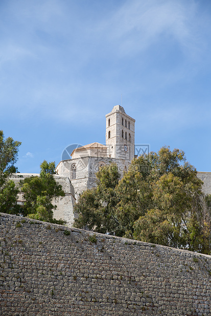 西班牙伊比沙岛古城的城墙和教堂视图图片