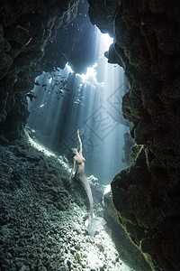 从海洞往上看的美人鱼的水下景色背景图片