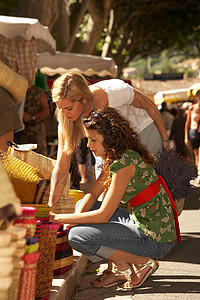 两个女孩在市场上购物图片
