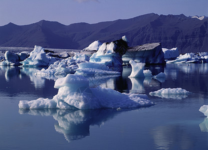 冰川湖上的冰层图片