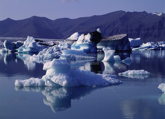 冰川湖上的冰层图片
