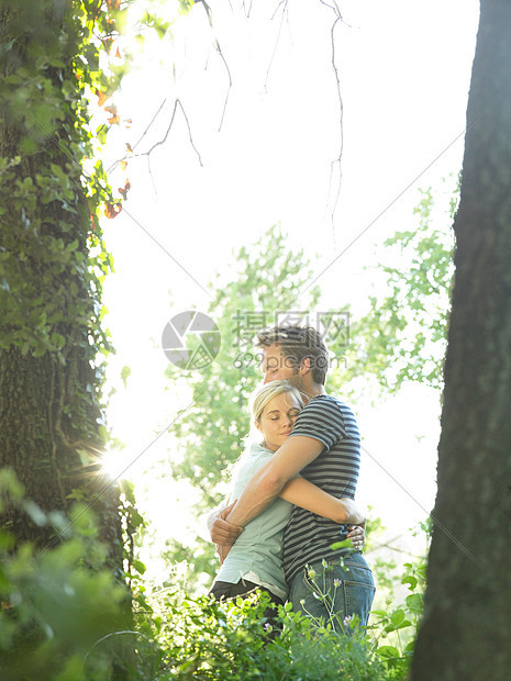 在树林里拥抱的一对夫妇图片