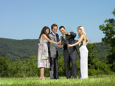 婚礼派对倒香槟图片