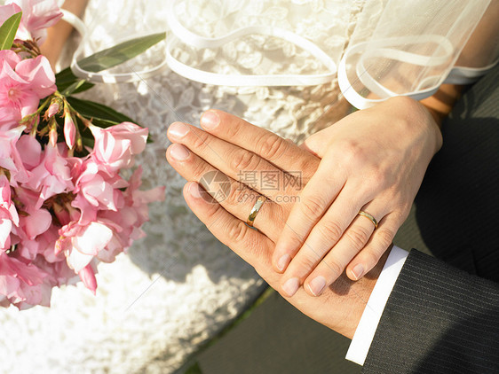 新娘和新郎手上戴着结婚戒指图片