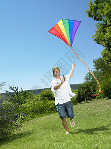 带着风筝跑的人背景图片