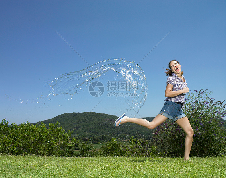 从水弧圈中跑出来的女孩图片