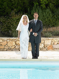 游泳池边上的新郎新娘图片