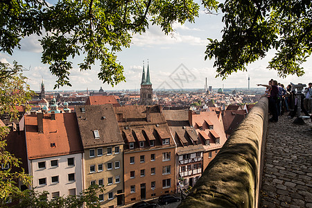 参观德国纽伦堡古城的游客群图片