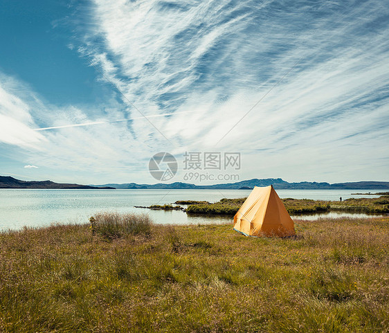 湖边独居帐篷图片