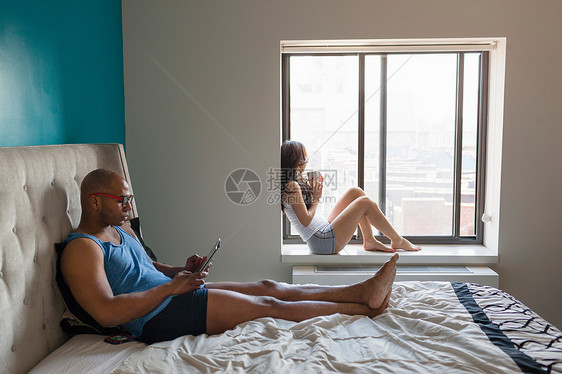 中年夫妇在卧室休息图片