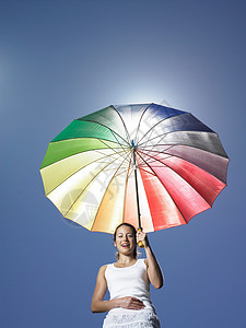 拿着太阳伞的女孩背景图片
