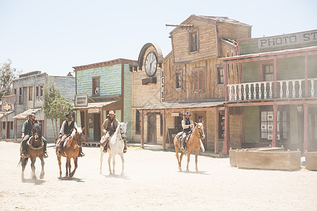西班牙阿尔梅里亚，塔伯纳斯，布拉沃堡，一群骑着马的牛仔图片