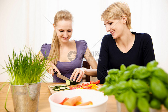 年轻女性准备食物吃饭图片