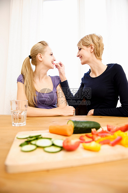 年轻女性准备食物吃饭图片