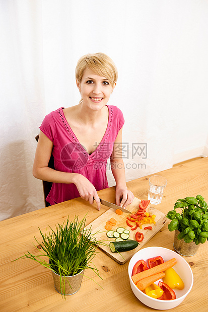 年轻女子在家做饭图片