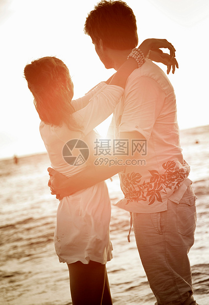 在海滩拥抱的一对夫妇图片